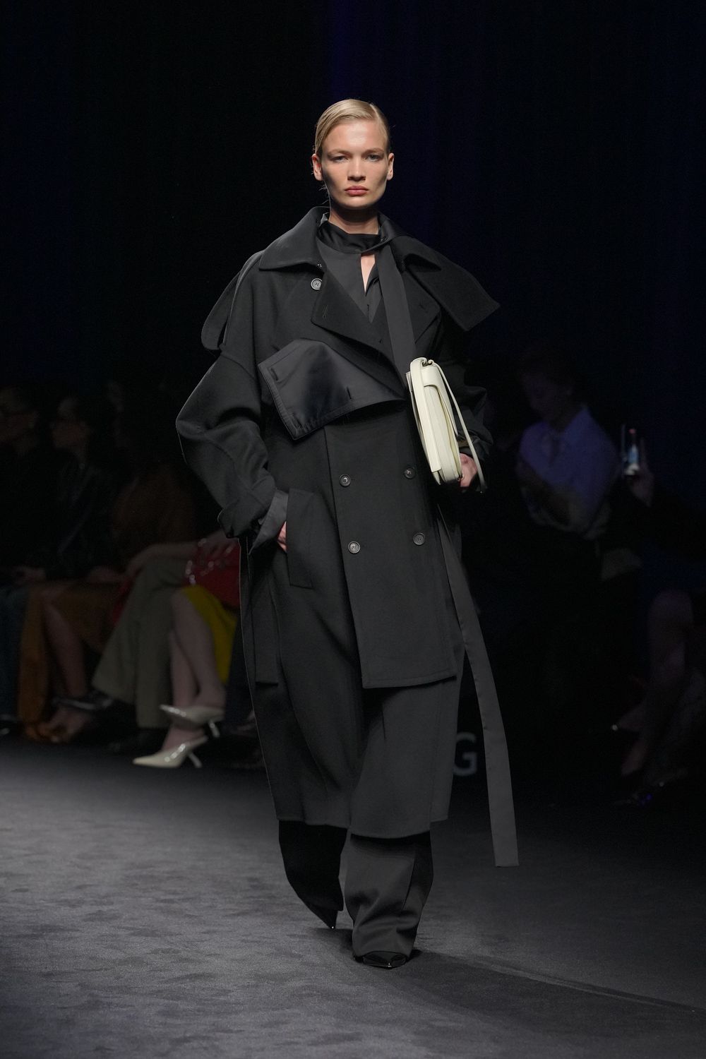 Ferragamo以深海蓝与焦糖棕构建冷静秩序，结构大衣、皮革套装与学院式男装混搭登场，在经典意式工艺之上强化当代权力感-顽石频道趋势研究